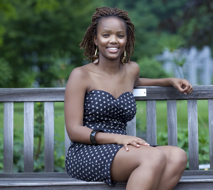 Эротичная и улыбчивая женщина из Кении