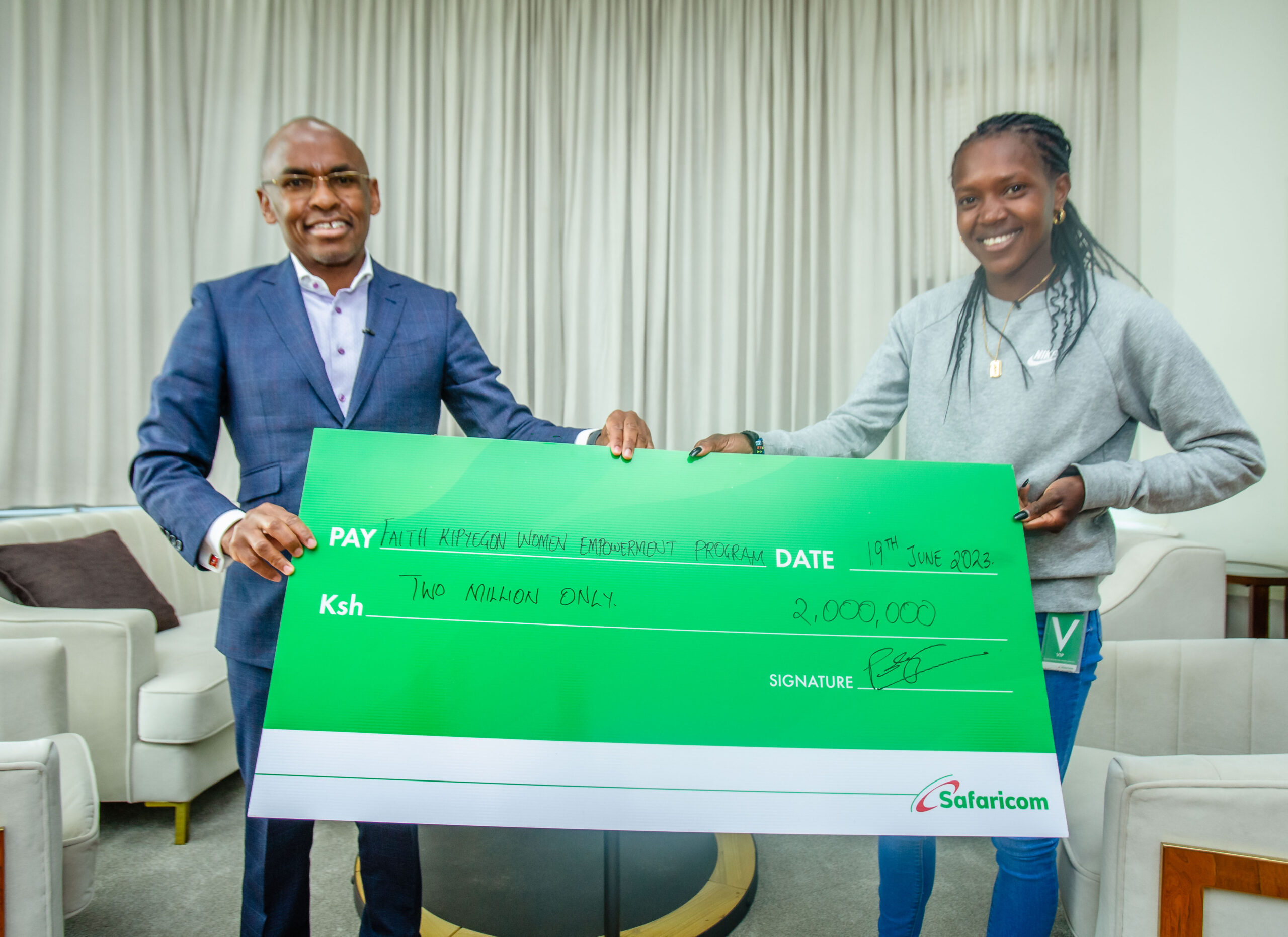 faith-kipyegon-receives-ksh-2m-from-safaricom-for-breaking-two-world